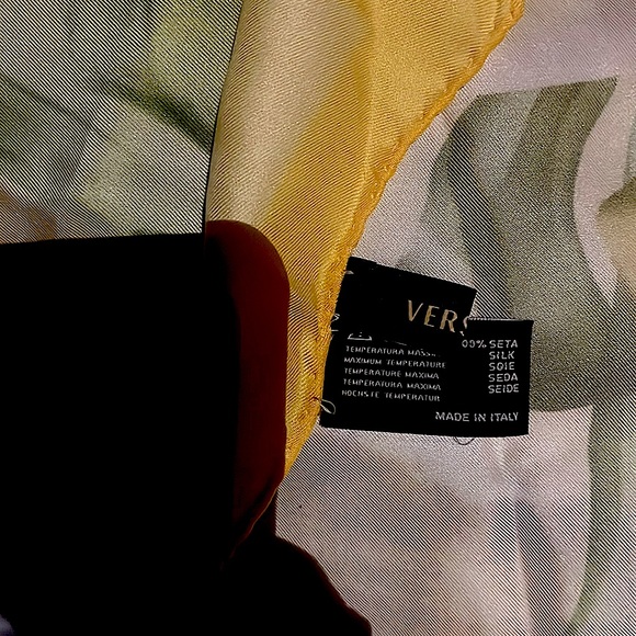 Versace Scarf 33’x33’x33’x33’ - Picture 10 of 16